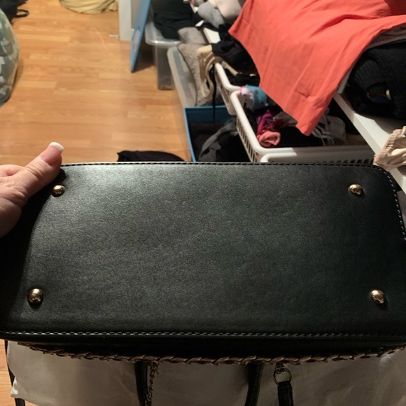 Guess - Picture 5 of 9